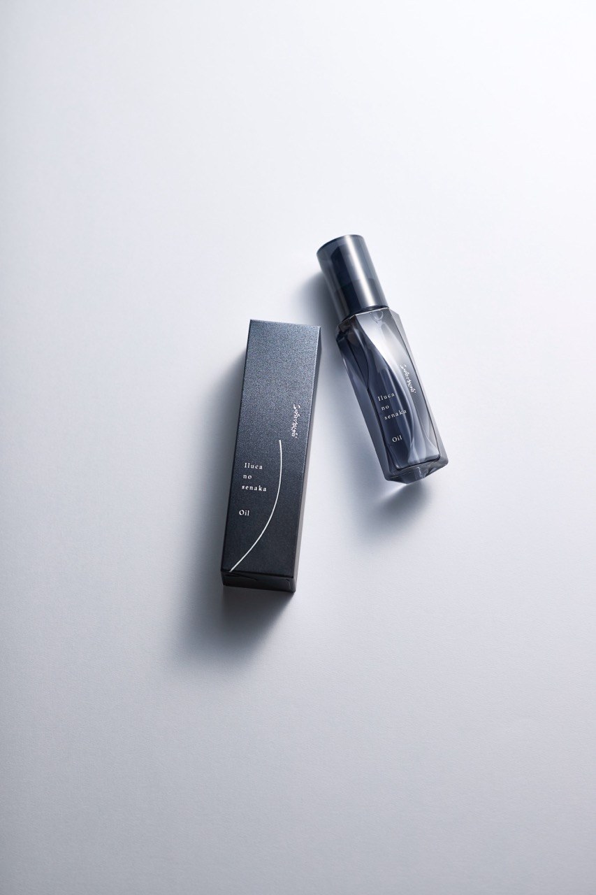 Iluca no senaka のヘアオイルのボトルと箱